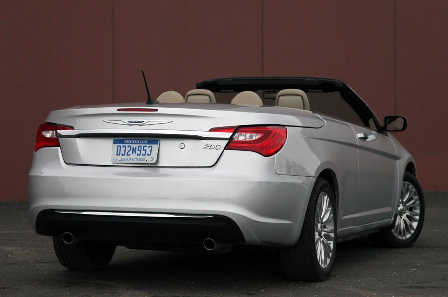  Chrysler 200 Convertible 2011 года  (фото 37 из 73)